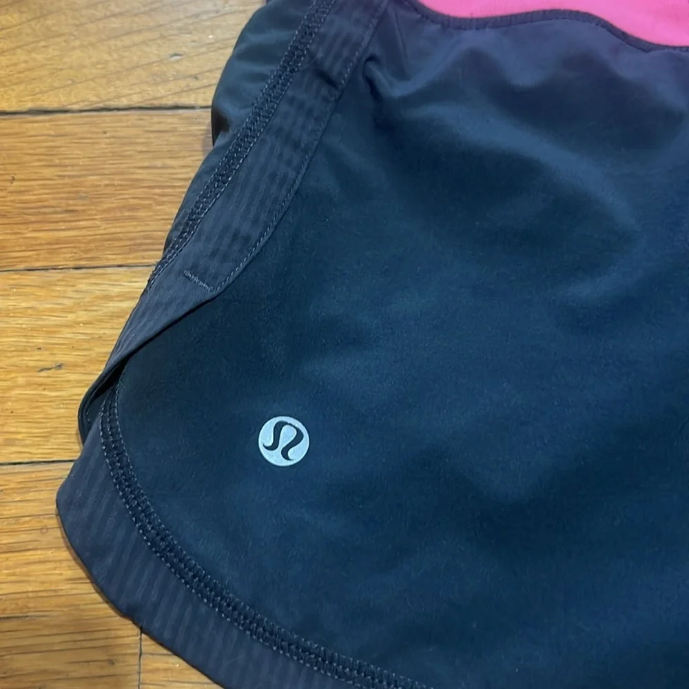 Lululemon The Groovy Run Shorts in Black & Pink Stripe, size 4 - Picture 10 of 11